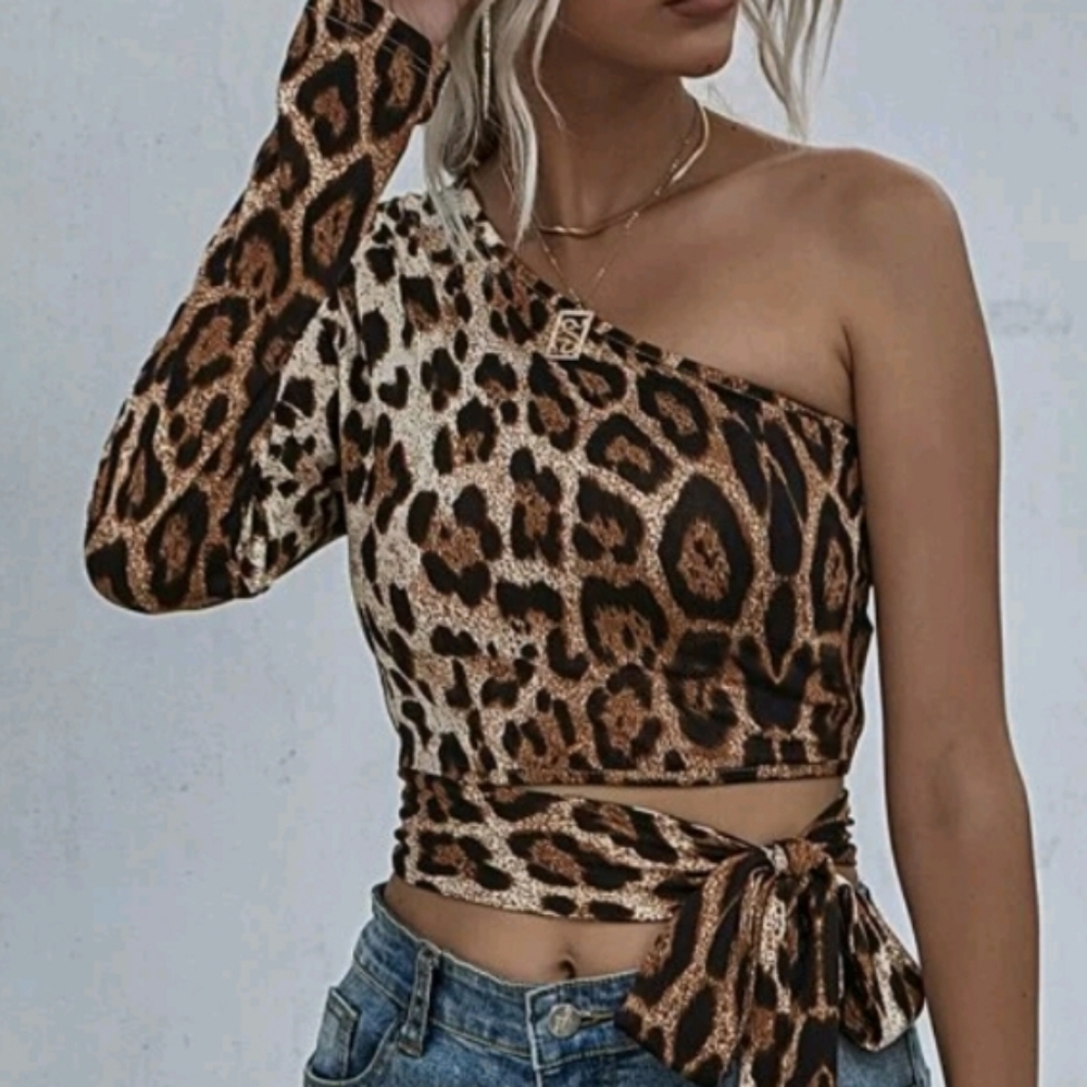 Cheetah crop top off the shoulder one sleeve shirt🖤🤎